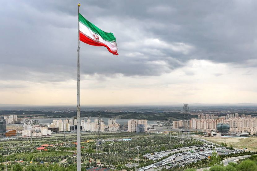 Флаг Ирана на фоне города