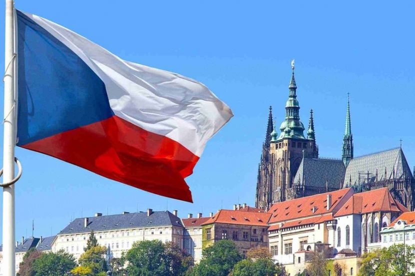 Флаг Чехии на фоне города