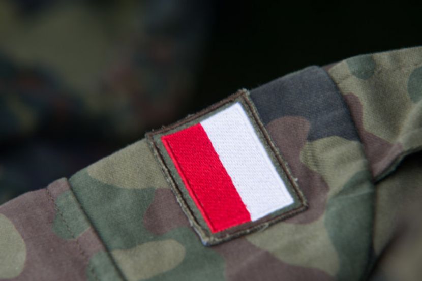 польский флаг на форме военного