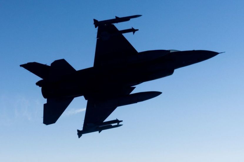 силуэт самолёта F-16