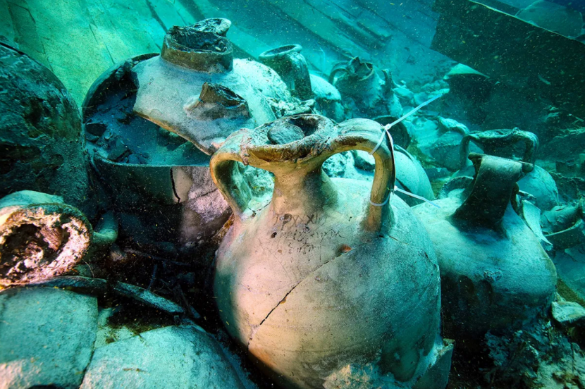 амфоры на дне моря