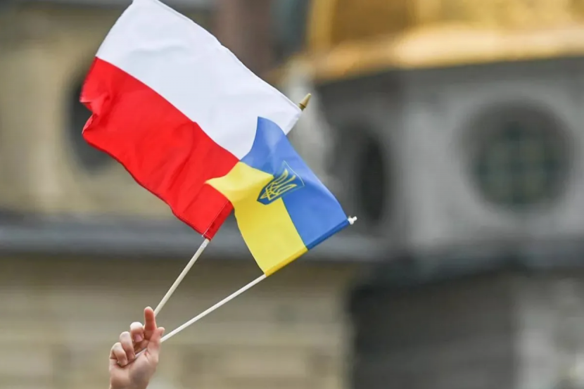 Флаги Польши и Украины